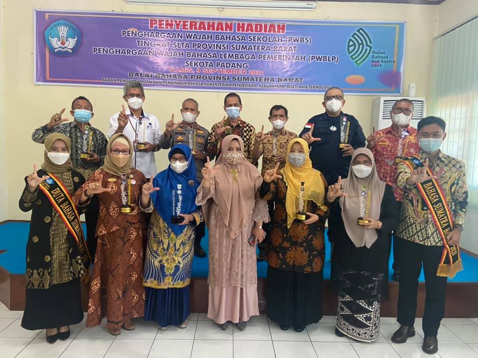 Penyerahan Hadiah Penghargaan Wajah Bahasa Sekolah (PWBS) Tingkat SLTA Provinsi Sumatera Barat dan Penghargaan Wajah Bahasa Lembaga Pemerintah (PWBLP) Sekota Padang