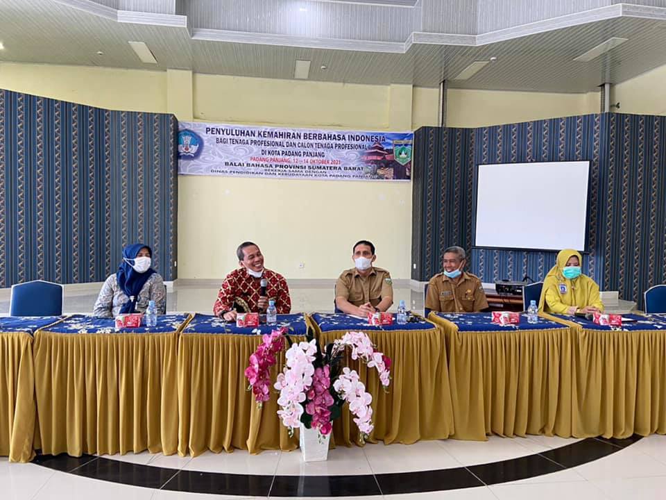 Penyuluhan Kemahiran Berbahasa Indonesia bagi Tenaga Profesional dan Calon Tenaga Profesional di Kota Padang Panjang