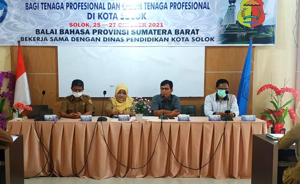 Penyuluhan Kemahiran Berbahasa Indonesia bagi Tenaga Profesional dan Calon Tenaga Profesional di Kota Solok