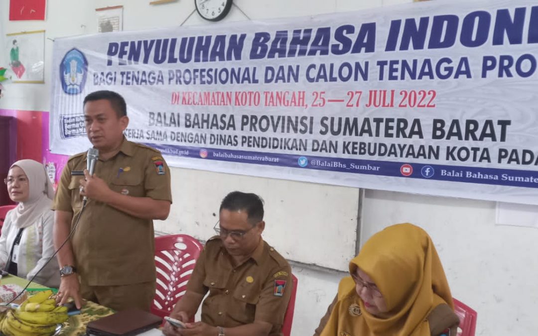 Penyuluhan Bahasa Indonesia bagi Tenaga Profesional dan Calon Tenaga Profesional di Kota Padang