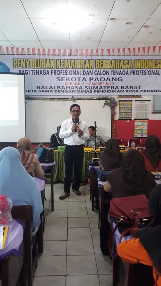 Penyuluhan Kemahiran Berbahasa Indonesia bagi Tenaga Profesional di Kota Padang