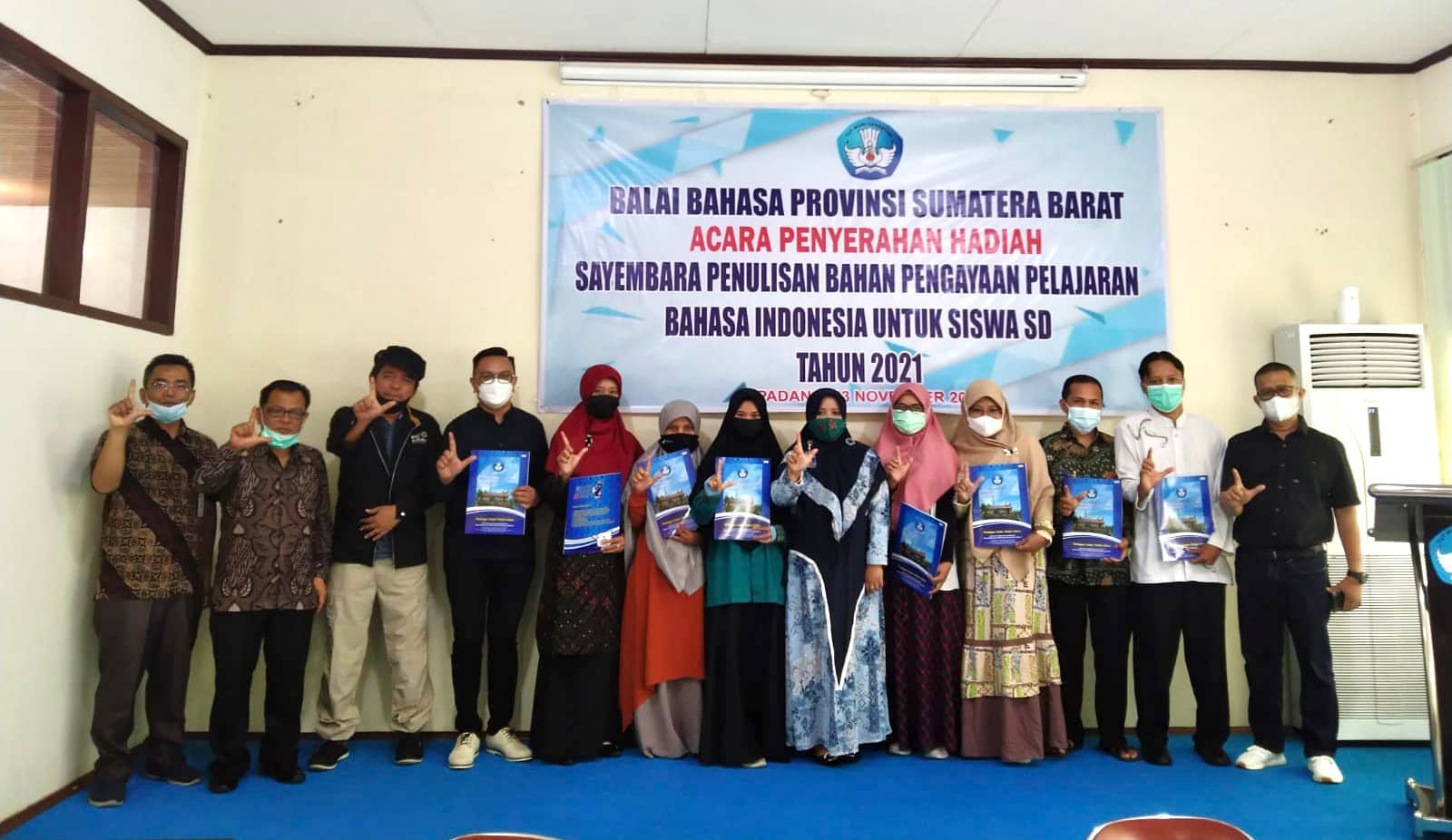 Penyerahan Hadiah Sayembara Penulisan Bahan Pengayaan Pelajaran Bahasa Indonesia Untuk Siswa SD Tahun 2021