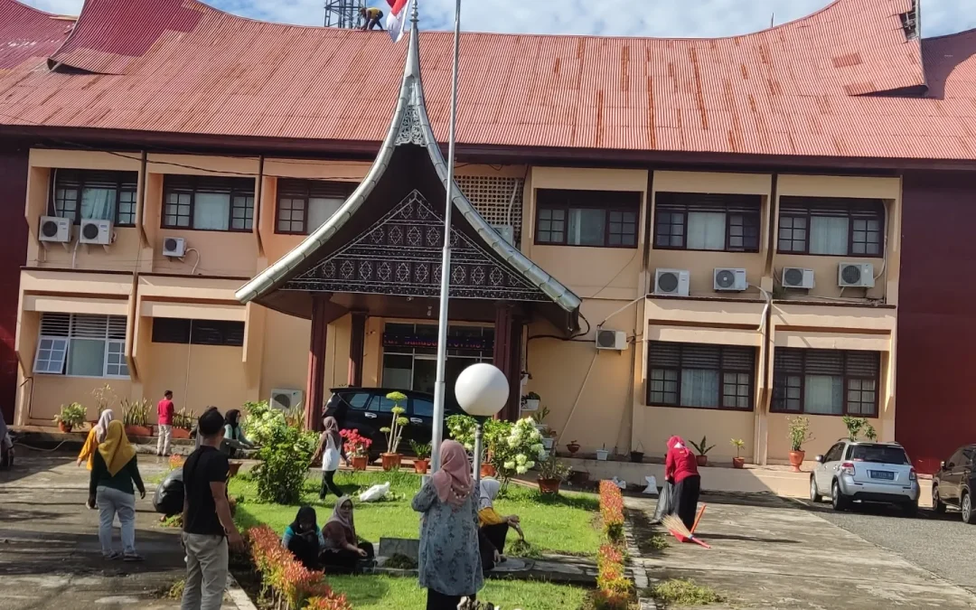 Seluruh staf Balai Bahasa Provinsi Sumatera Barat bergotong royong membersihkan lingkungan kantor dan sisa-sisa kebakaran yang tertinggal.